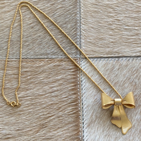 1980 Avon Brushed Goldtone Bow Necklace - Picture 1 of 10